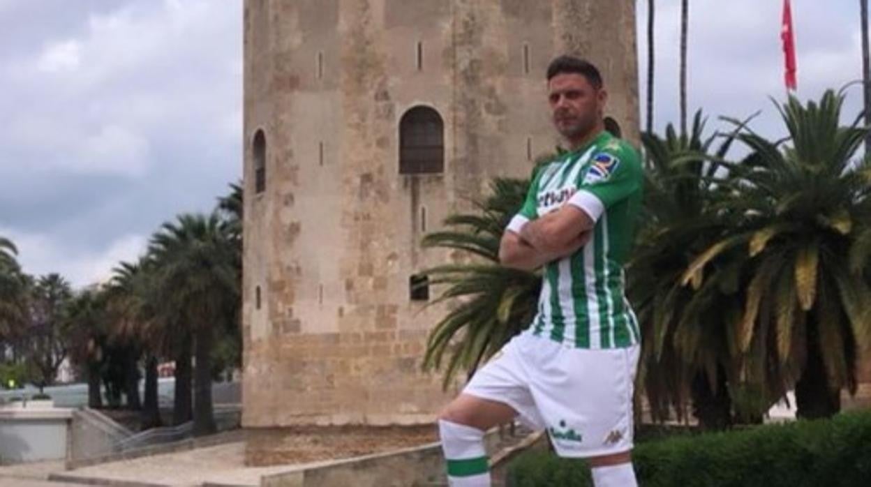 Joaquín posa ante la Torre del Oro en la grabación del vídeo de los Laureus 2021