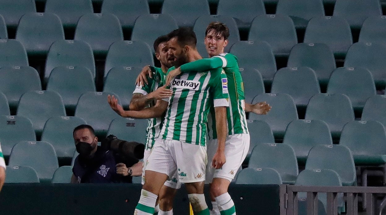 Aitor Ruibal y Miranda celebran con Borja Iglesias uno de los goles ante el Granada