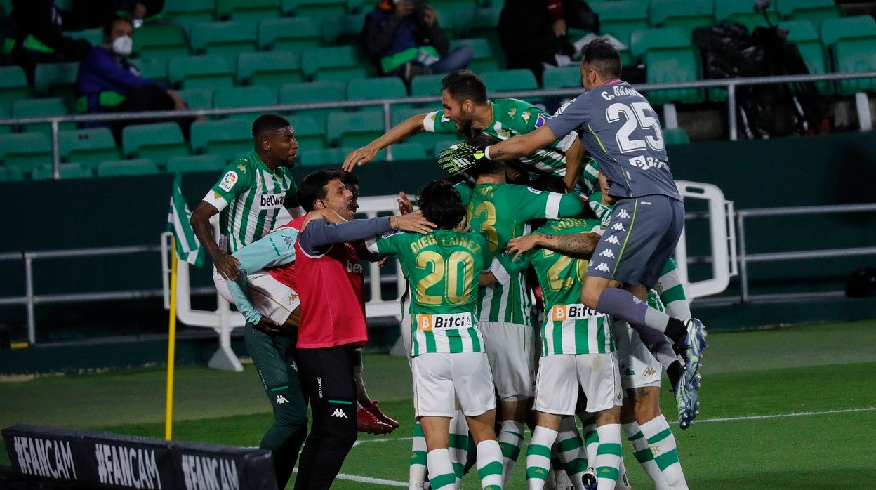 Los jugadores del Betis celebran el segundo gol de Borja Iglesias ante el Granada
