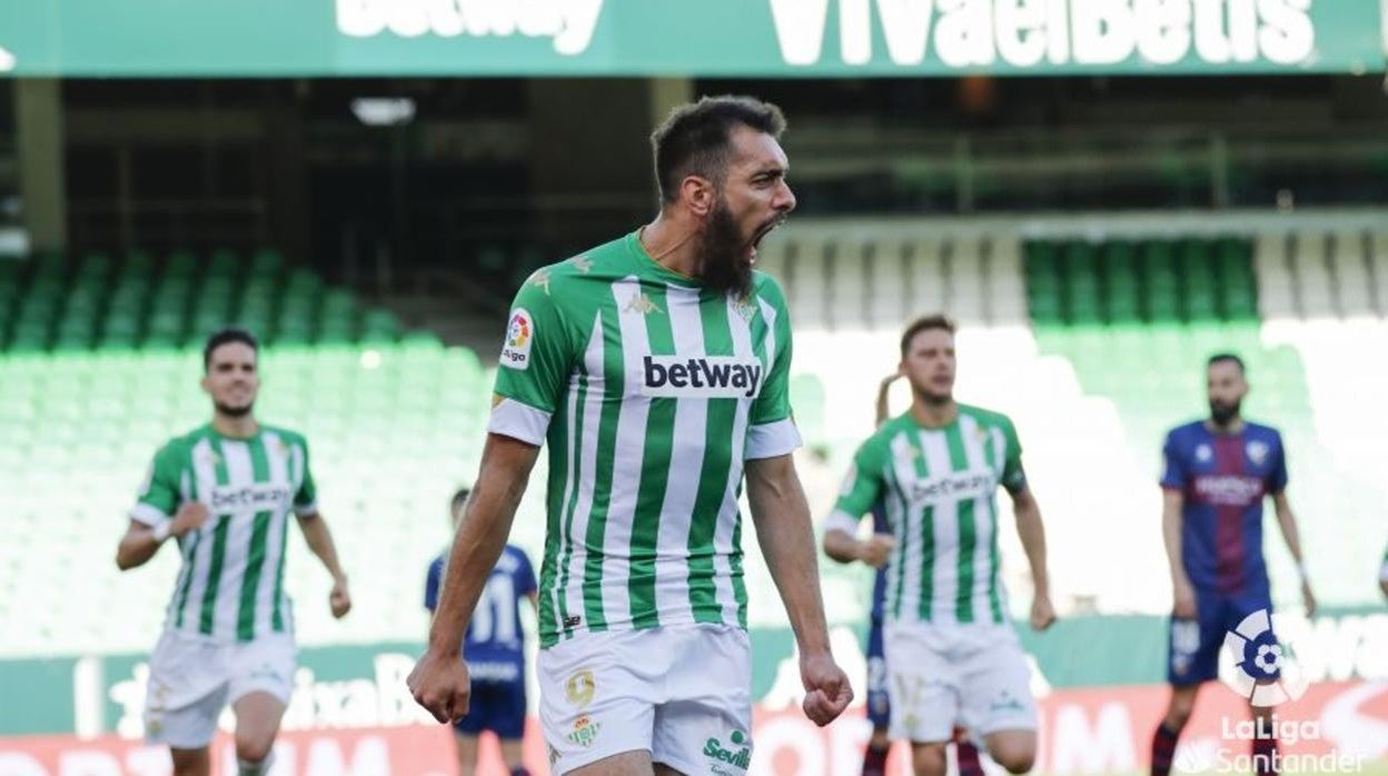 Borja celebra su gol de penalti al Huesca