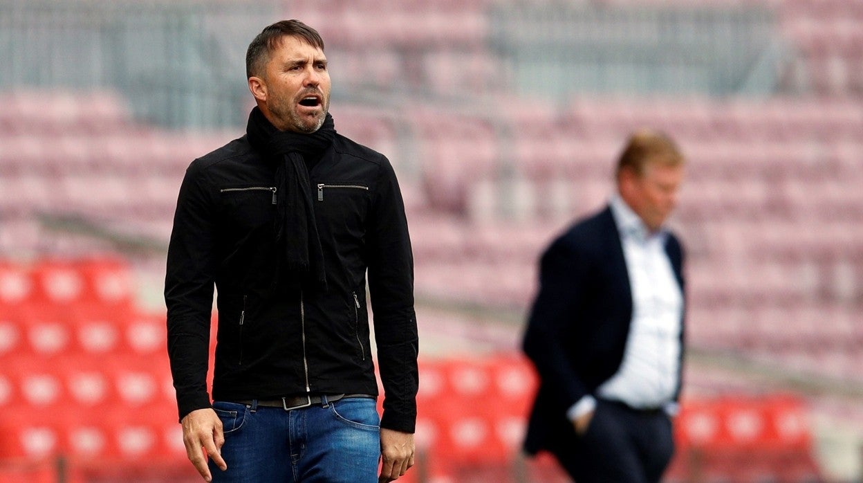 Eduardo Coudet da instrucciones a los jugadores del Celta en el partido contra el Barcelona