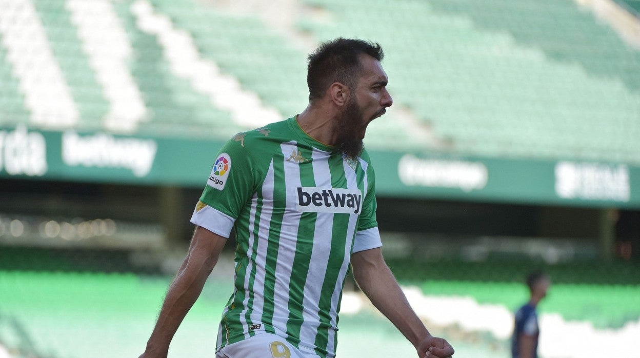 Borja Iglesias celebra el gol que le marcó al Huesca