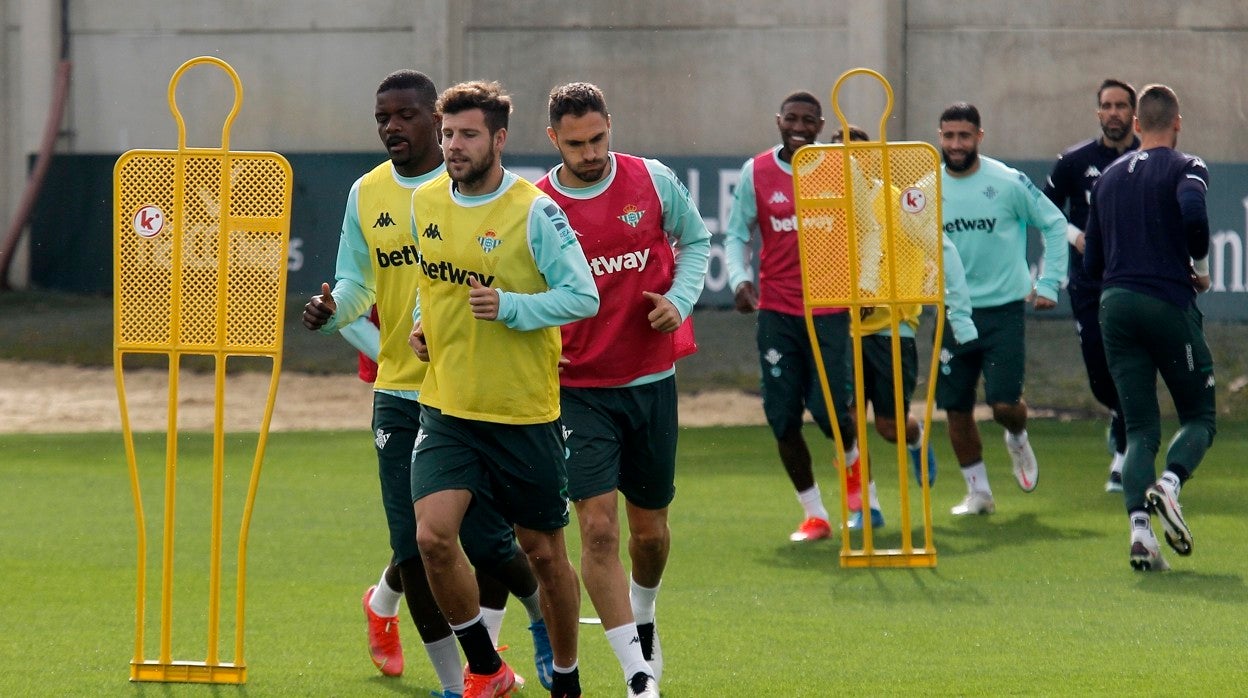 Aitor y Víctor Ruiz en un entrenamiento del Betis