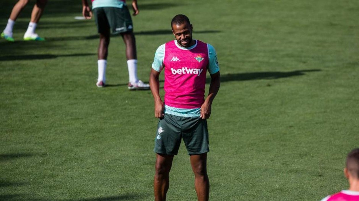 Sidnei sonríe durante un entrenamiento del Betis