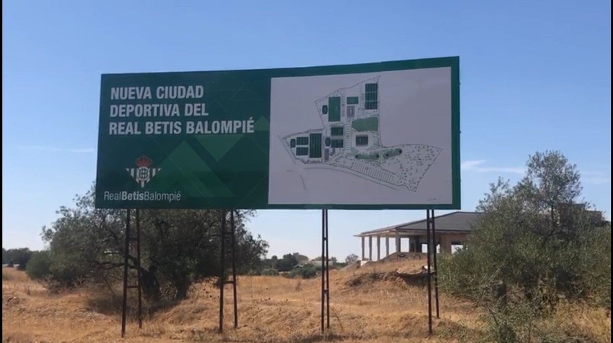 Cartel de la nueva ciudad deportiva del Real Betis en Dos Hermanas