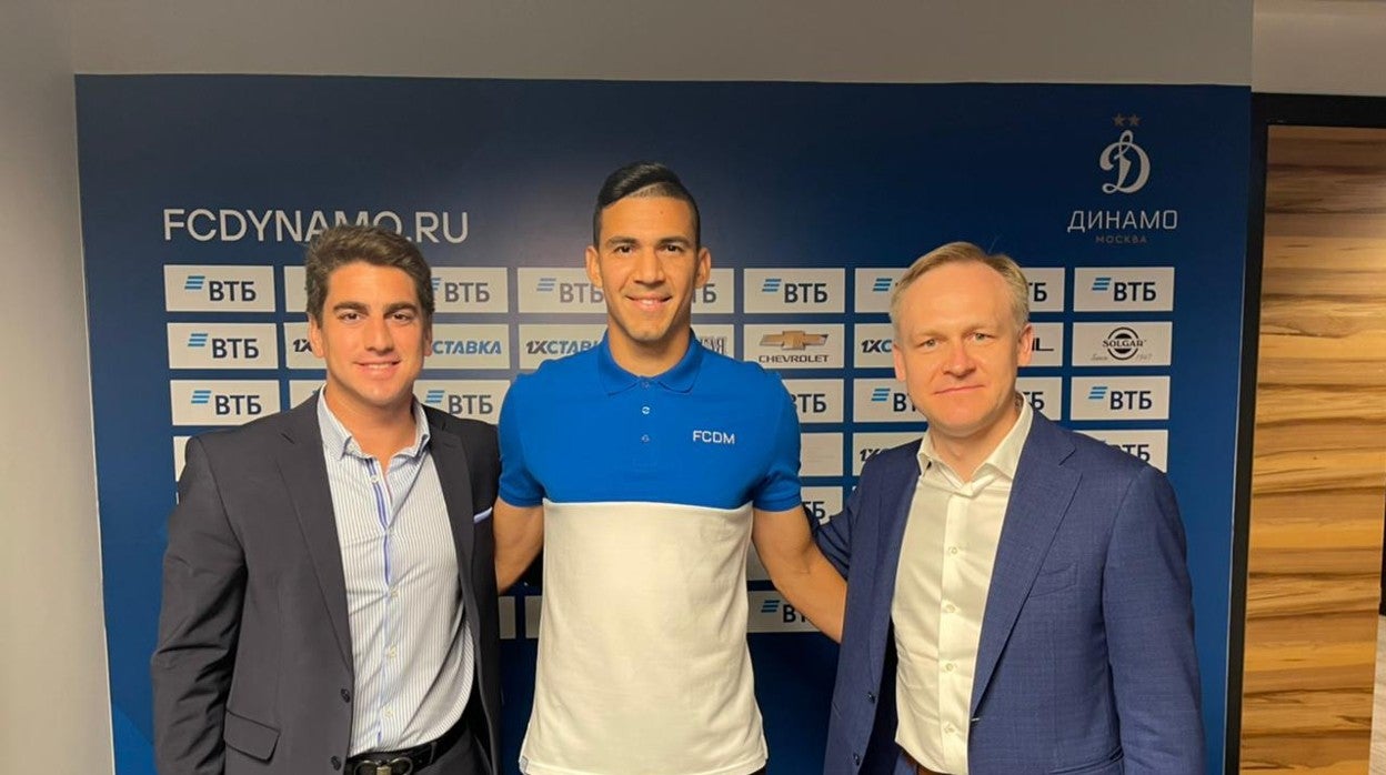 Fabián Balbuena posa en su presentación como jugador del Dinamo de Moscú