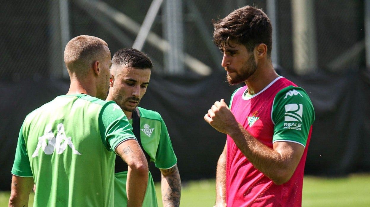 Kike Hermoso dialoga con Sergio Canales y Robert durante un entrenamiento en Suiza
