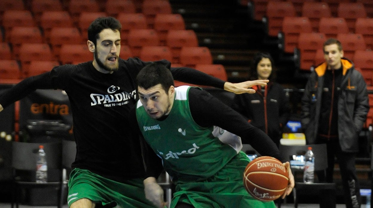 Burjanadze, junto a Sastre, en un entrenamiento del Cajasol en la temporada 2013-2014 -J. J. ÚBEDA