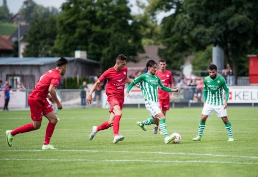 Rodri avanza durante el Winterthur-Betis de pretemporada