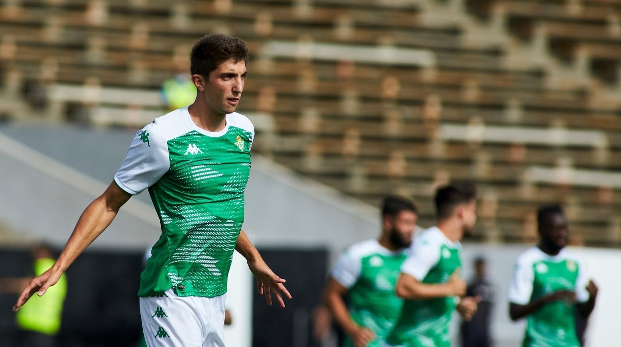 Edgar, durante el calentamiento del Betis - Wolverhampton