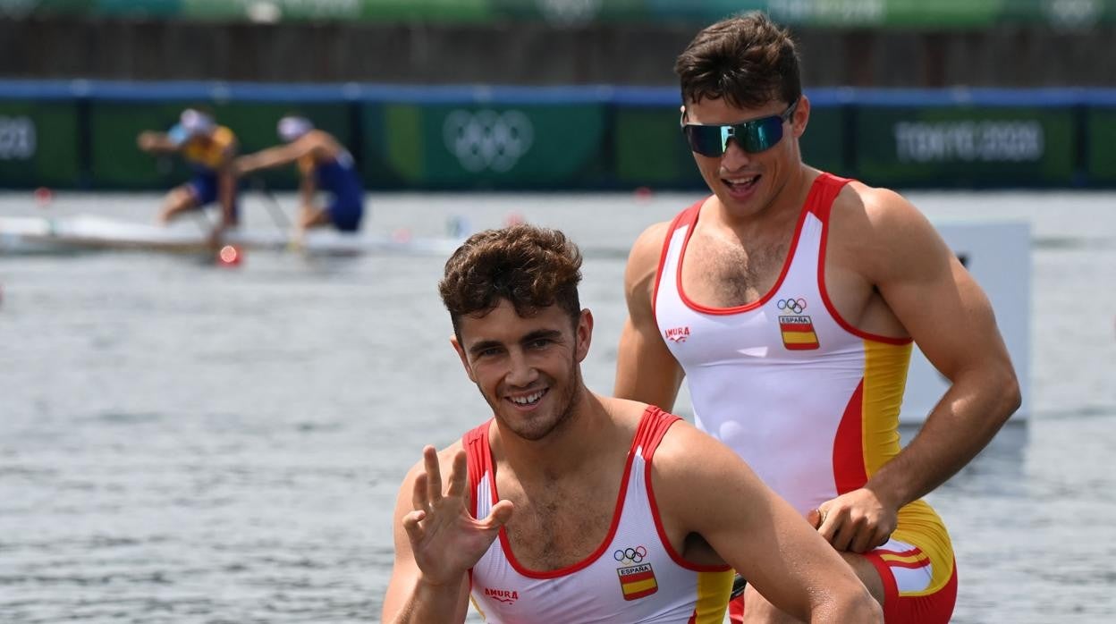 Cayetano García y Pablo Martínez, tras culminar una de sus regatas en Tokio