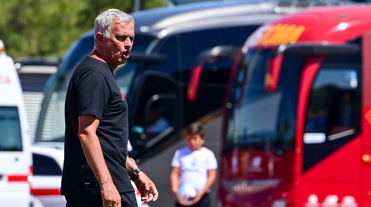 Mourinho, en un entrenamiento reciente con el cuadro italiano