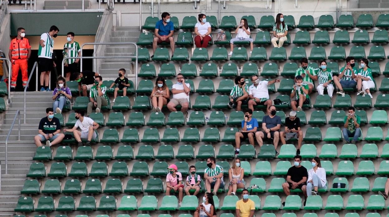 Ambiente en los accesos del Benito Villamarín para el Betis - Roma