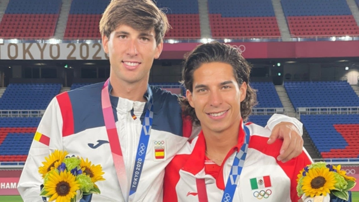 Juan Miranda y Diego Lainez posan con sus respectivas selecciones