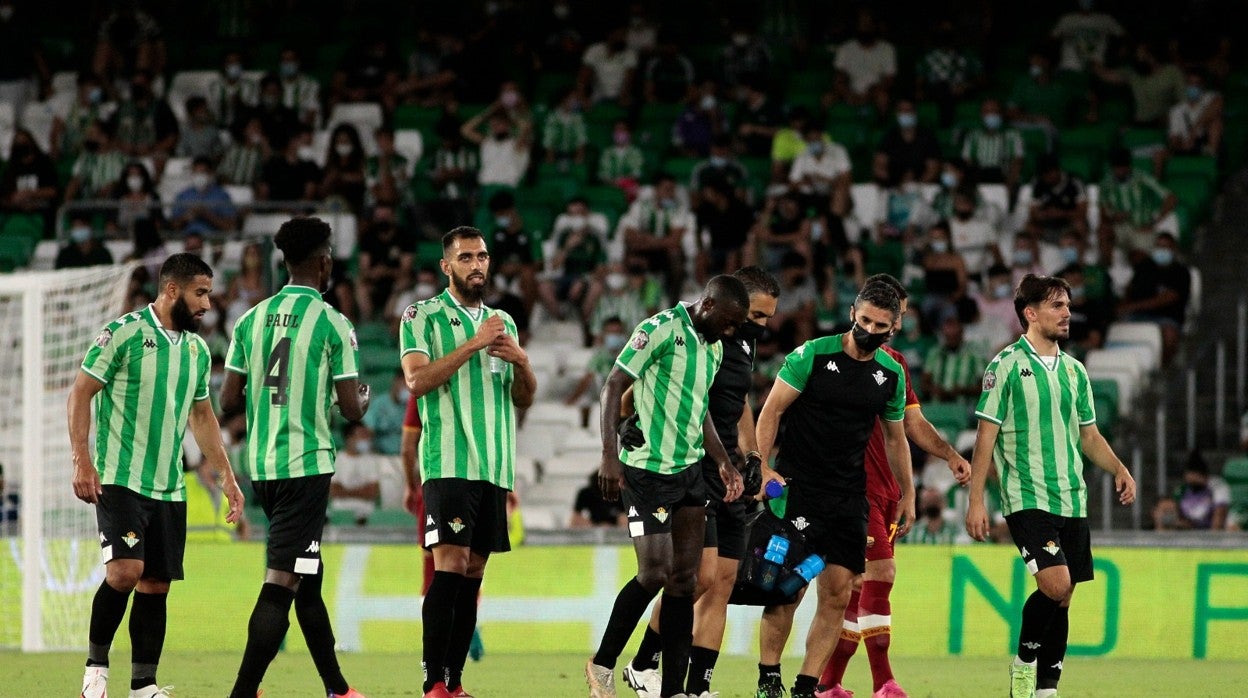 Sabaly se retira del terreno de juego tras lesionarse