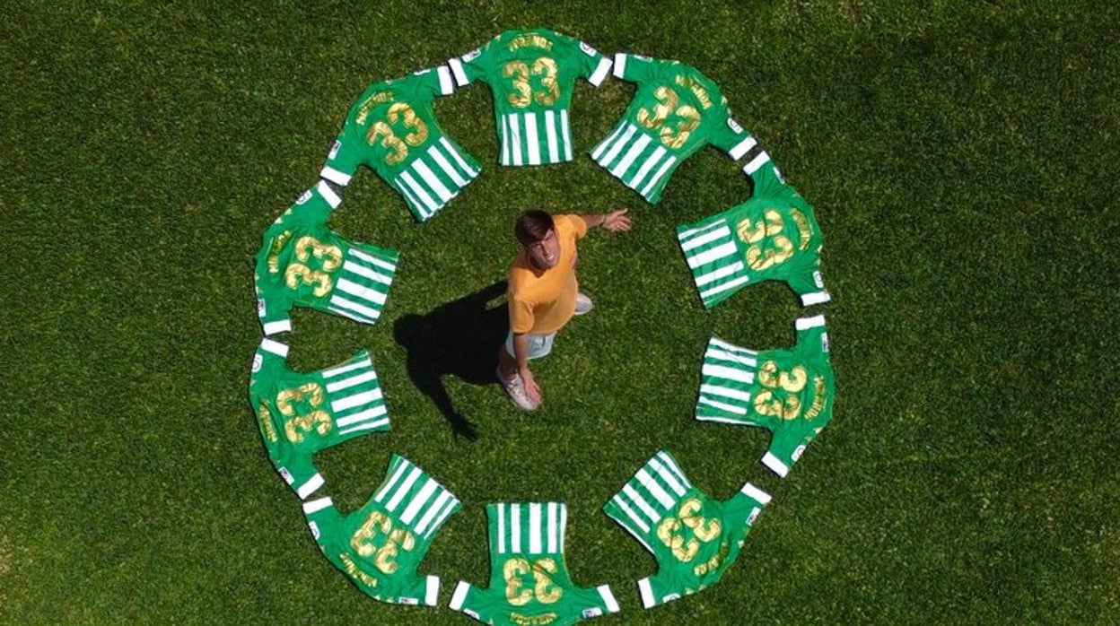 Miranda, rodeado de camisetas del Betis con su nombre