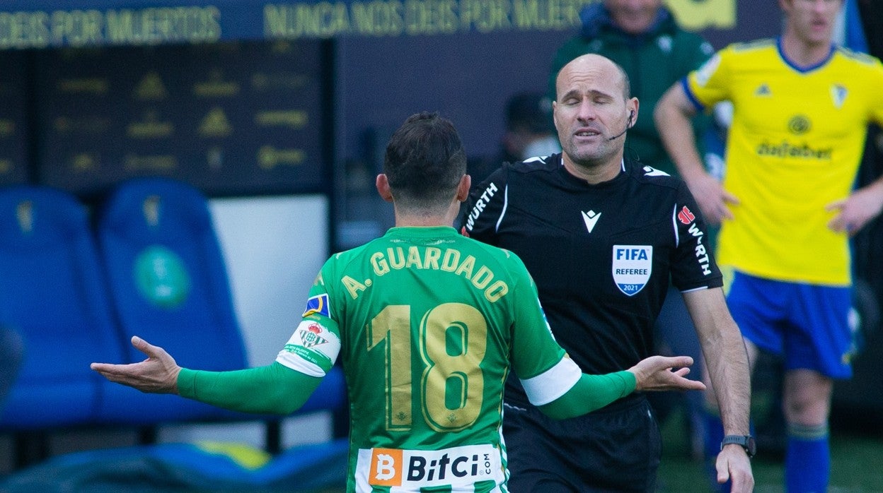 Mateu Lahoz habla con Guardado durante un Cádiz-Betis