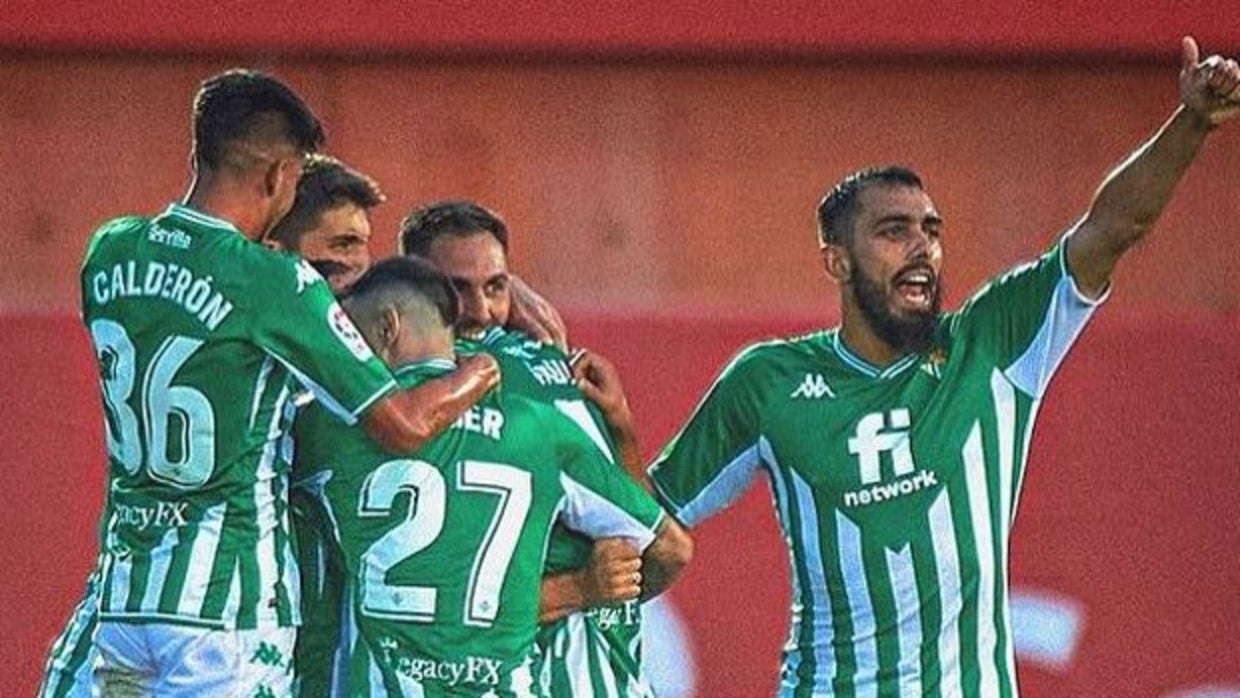 Calderón celebra con sus compañeros el gol de Juanmi ante el Mallorca