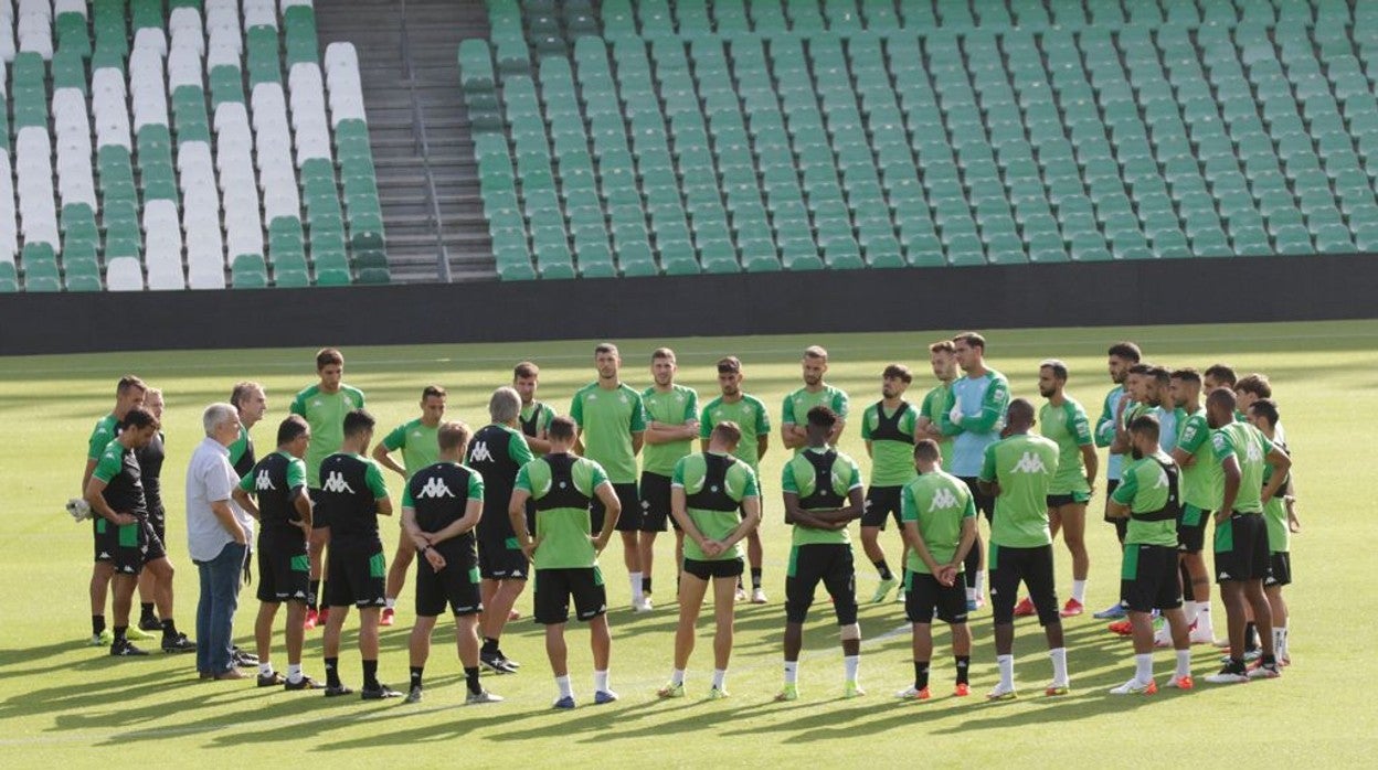 Los jugadores del Betis escuchan la charla de Pellegrini ante del entrenamiento en el Benito Villamarín