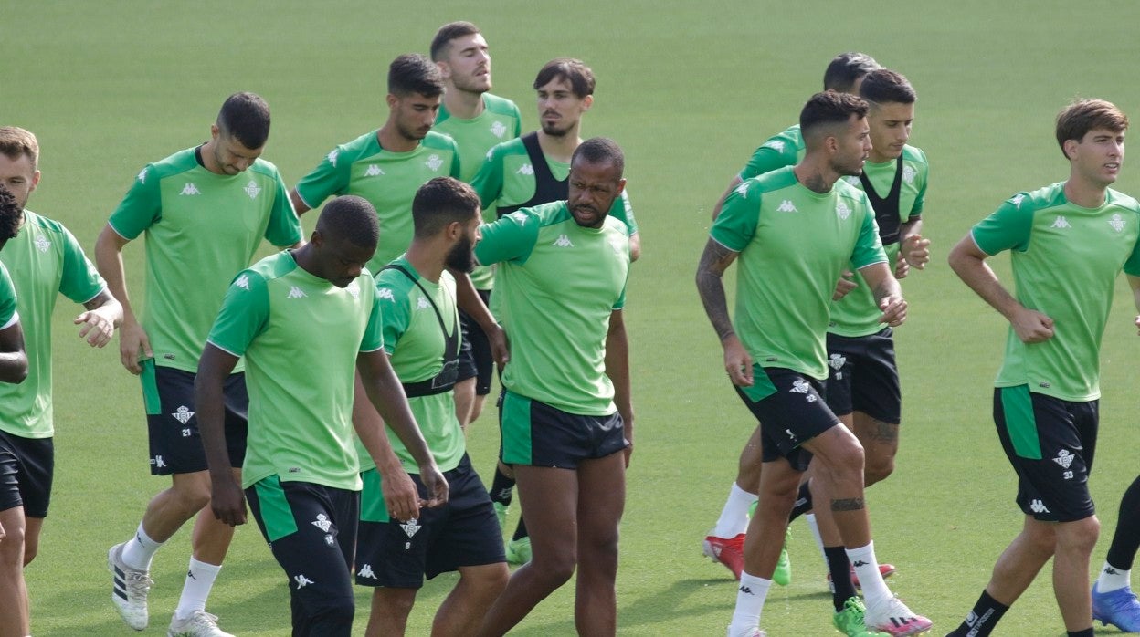 Sidnei, Tello y Miranda, junto a varios compañeros, en el entrenamiento de esta mañana