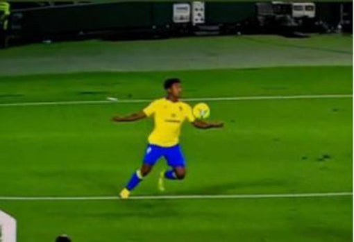 Pizarro Gómez y el VAR no consideraron penalti esta mano de Lozano