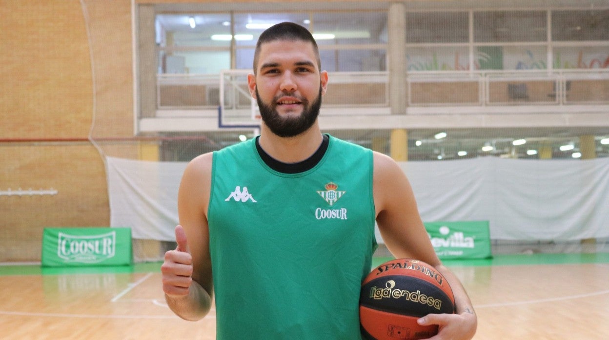 Domagoj Proleta, en los entrenamientos del Coosur Betis