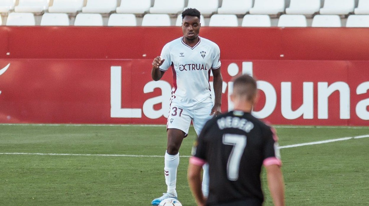 Boyomo conduce la pelota en un partido con el Albacete