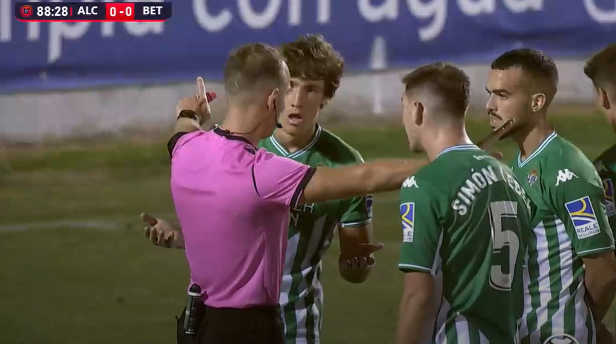 Bestard Servera decreta la pena máxima ante la sorpresa de Baró, Simón y Callejón