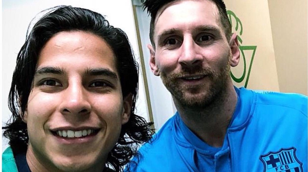 Lainez junto a Messi, en una imagen compartida por el futbolista verdiblanco en sus redes sociales