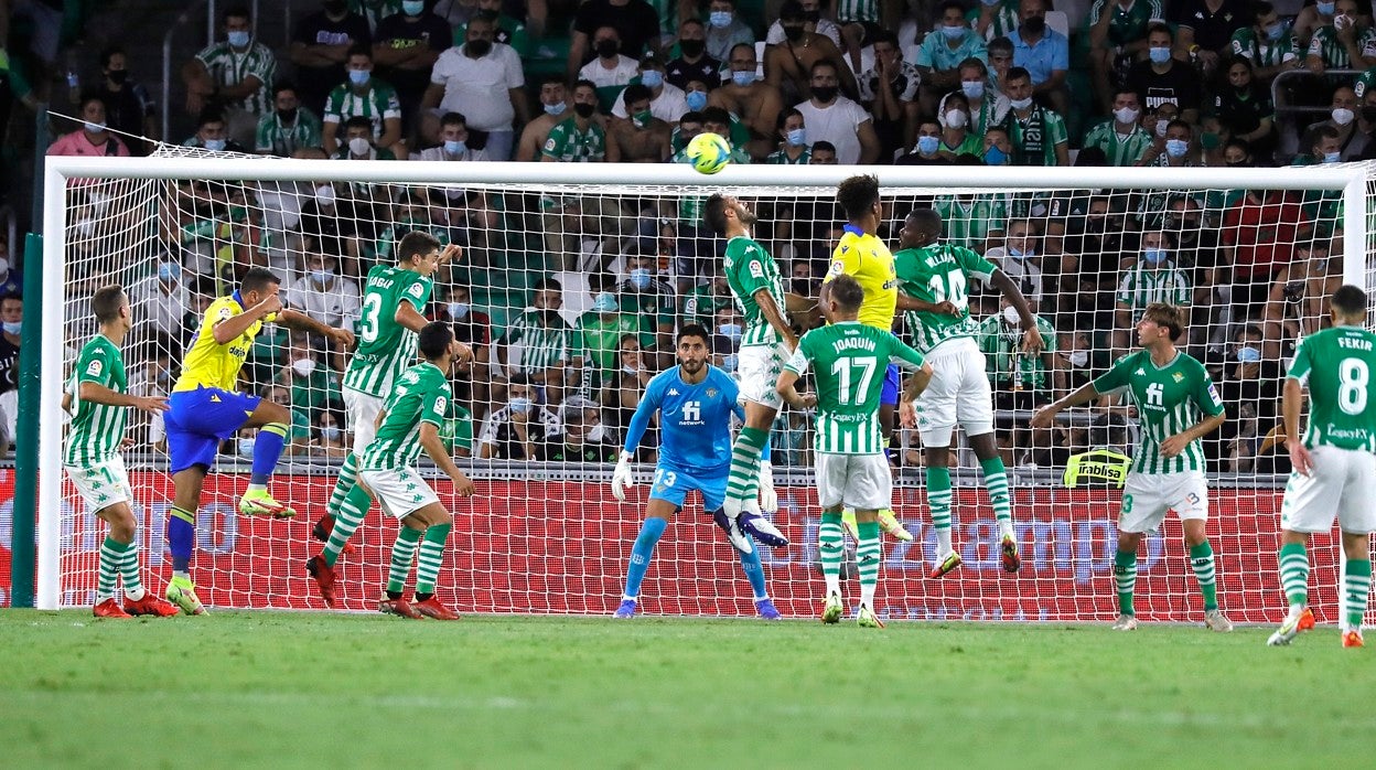 Varios jugadores saltan en busca del balón durante el Real Betis - Cádiz CF