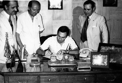 Esnaola firma contrato con el Betis en presencia del presidente, José Núñez Naranjo (derecha); el secretario técnico, José María de la Concha, y el directivo bético José Luis Fernández Castañón (izquierda).