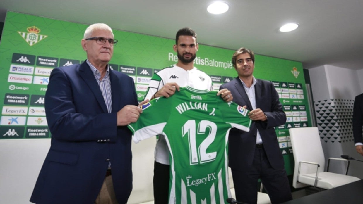 Cordón sostiene la camiseta de Willian José junto a Ángel Haro