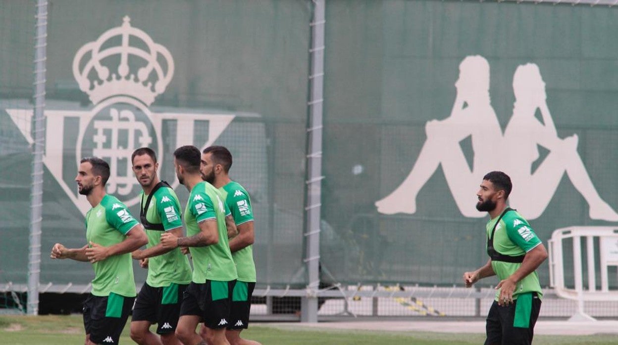 Los jugadores del Real Betis se ejercitan sobre el césped de la ciudad deportiva verdiblanca