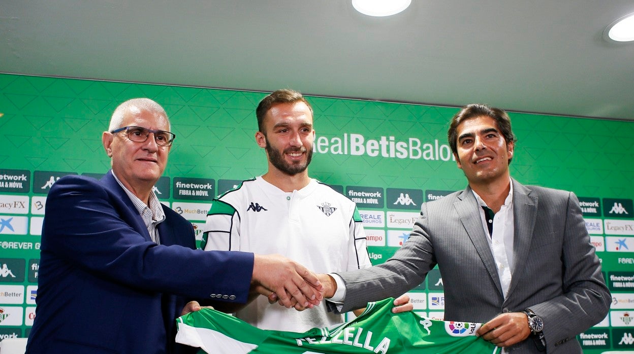 Cordón, Pezzella y Haro, en la sala de prensa del estadio Benito Villamarín