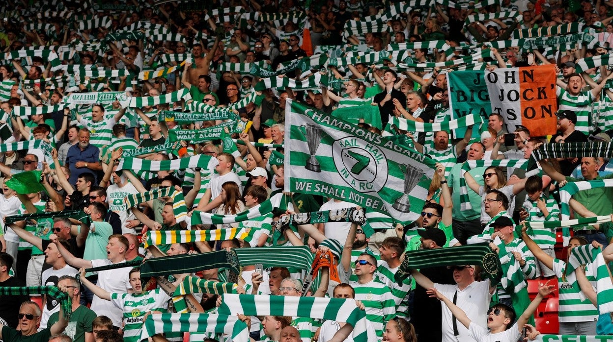 Aficionados del Celtic de Glasgow, durante un partido