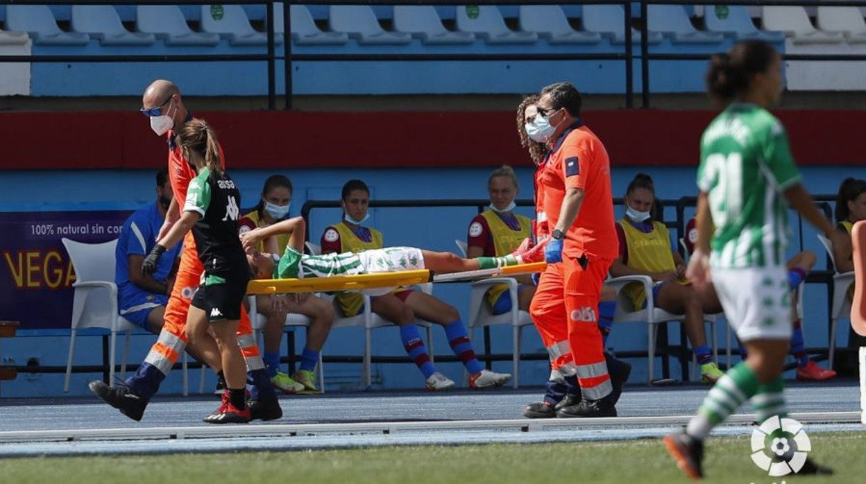 Momento en el que Rosa Márquez abandona el césped del Felipe del Valle tras caer lesionada durante el Betis - Barcelona del sábado