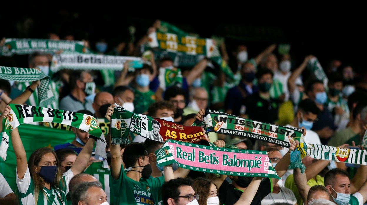 Aficionados verdiblancos en el Betis-Real Madrid disputado esta temporada en el Villamarín