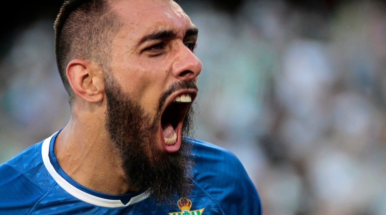 Borja Iglesias grita tras marcar el 3-2 a favor del Betis ante el Celtic