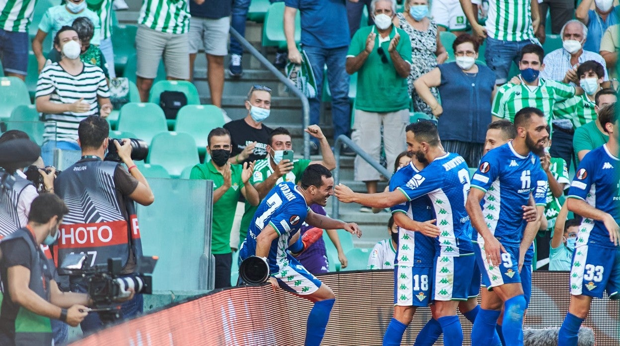 Juanmi vuelve al terreno de juego tras festejar con los aficionados el 4-2 del Betis ante el Celtic