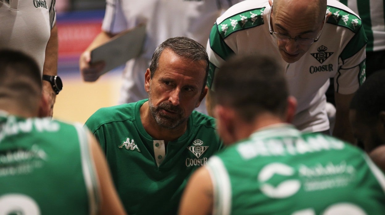 Joan Plaza, dando instrucciones en uno de los amistosos de la pretemporada