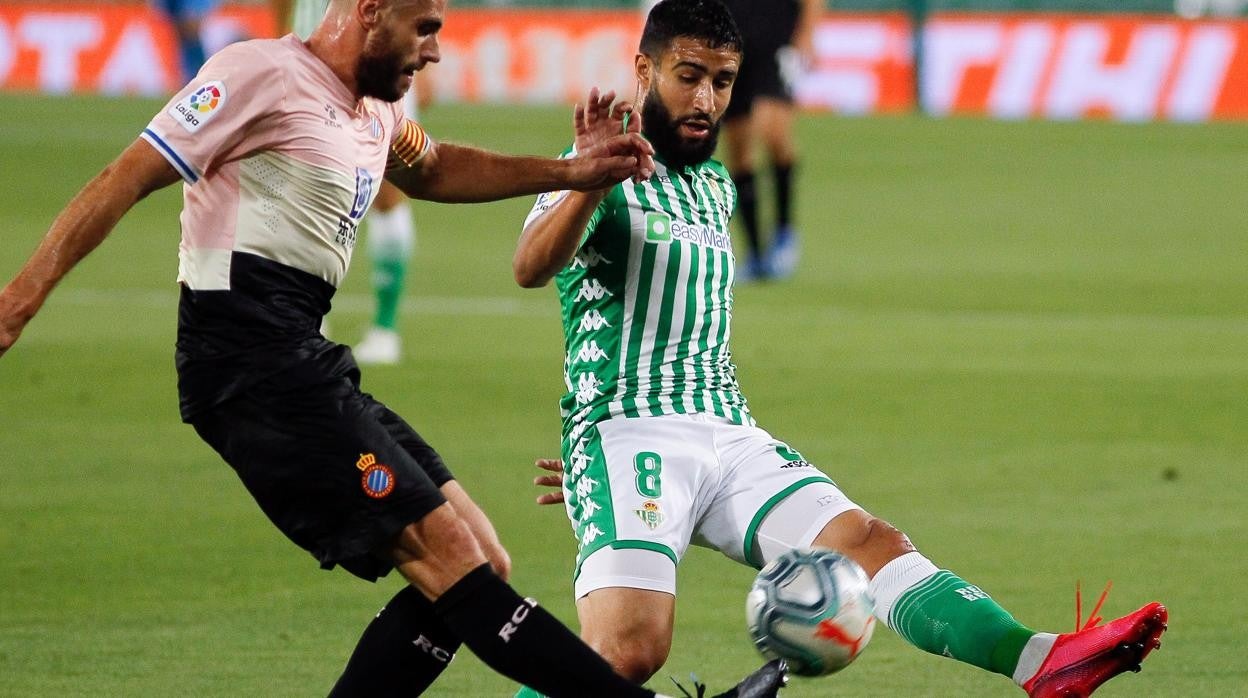 Fekir presiona a David López en el último Betis - Espanyol en el Villamarín