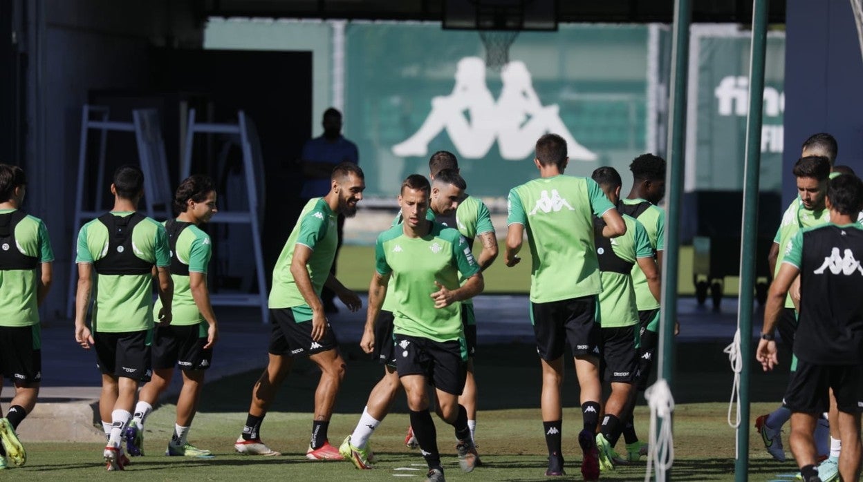 Canales, Borja Iglesias y el resto de los jugadores verdiblancos, ejercitándose esta mañana en la Ciudad Deportiva Luis del Sol