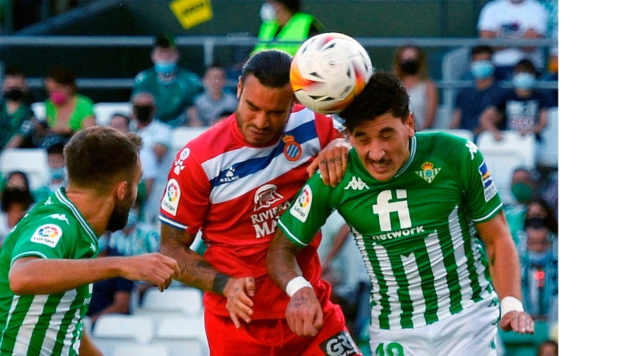 Bellerín y Raúl de Tomás saltan para intentar cabecear un balón