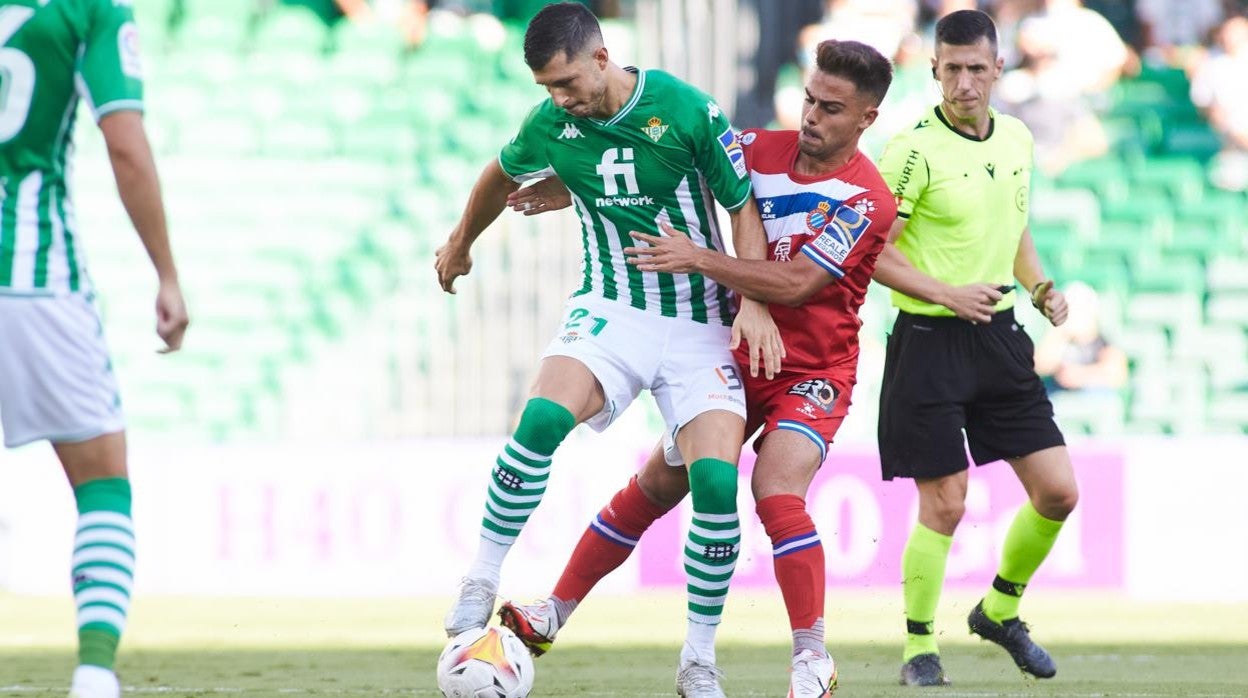 Wiillian José celebra con sus compañeros y la grada su primer gol con el Betis ante el Espanyol