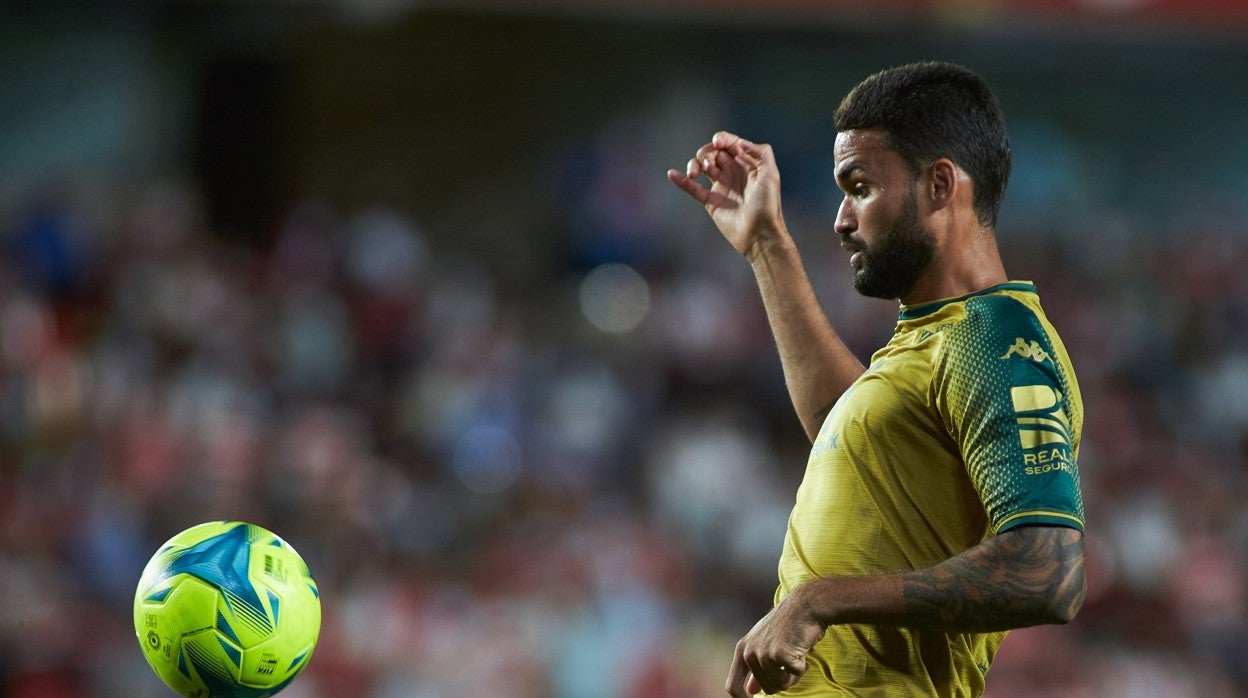 Willian José controla el balón durante el Granada - Betis