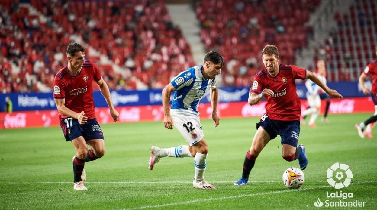 Budimir, Óscar Gil y Brasanac, en el Osasuna-Espanyol de la primera jornada de LaLiga 21-22