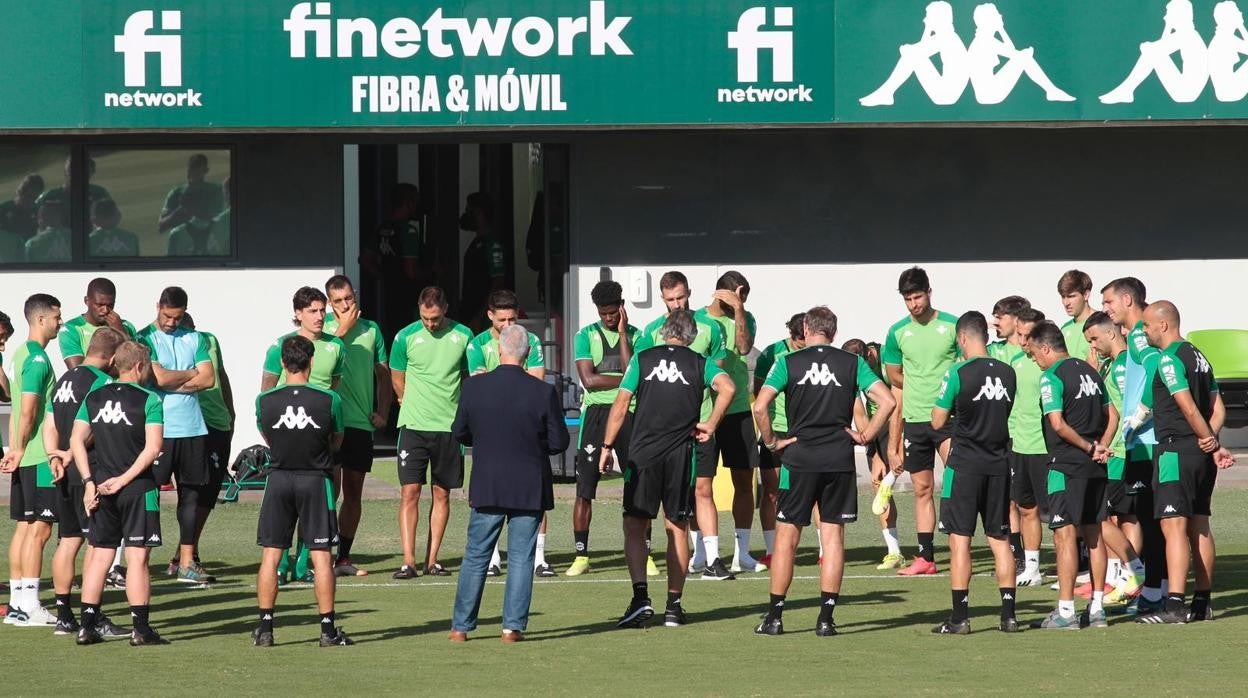 Pellegrini habla con los futbolistas en el inicio del entrenamiento de ayer