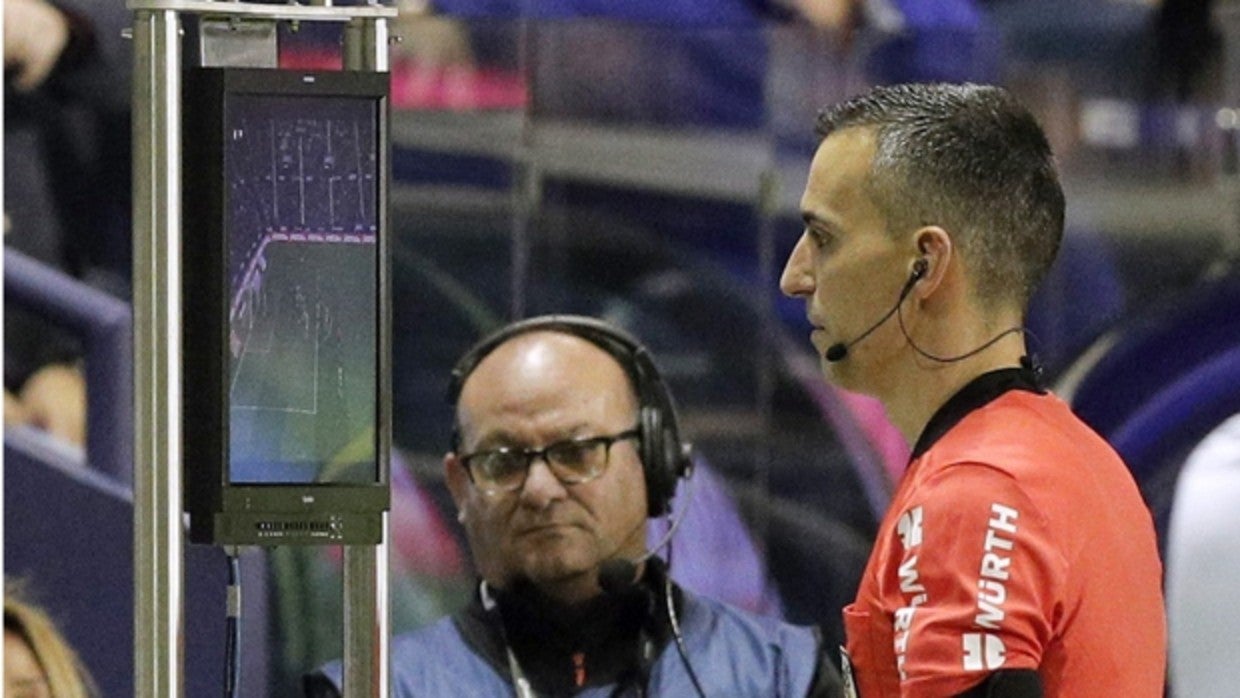 Jaime Latre revisa una jugada en el VAR