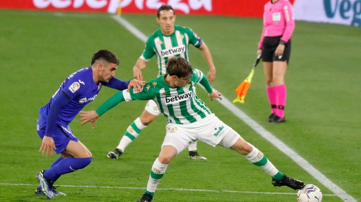Miranda, protegiendo el balón en el último Betis - Getafe de LaLiga