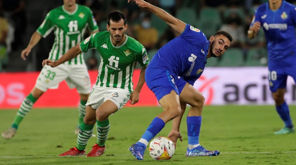 Juanmi pelea con Iglesias un balón durante el Betis - Getafe